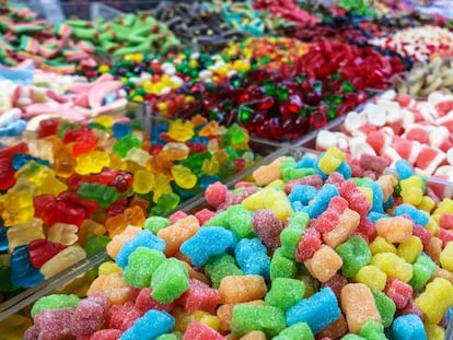 Gominolas de diversos colores en un mercado.