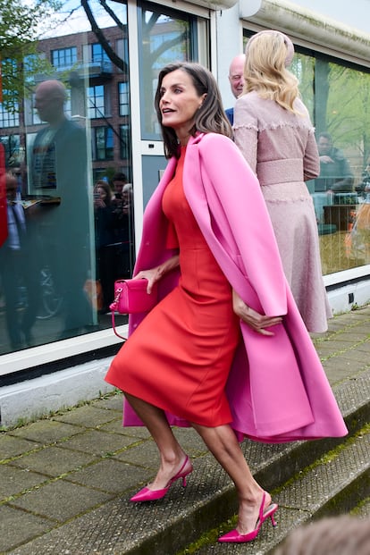 La Reina Letizia, con abrigo y vestido de Carolina Herrera.