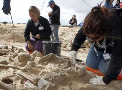 Un grupo de forenses voluntarios trabaja en la exhumación de una fosa en Lerma (Burgos) en 2007.