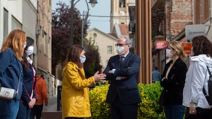 Ángel Gabilondo y la alcaldesa de Getafe, Sara Hernández (chaqueta amarilla) conversan durante una visita a Getafe, el pasado mes de marzo.