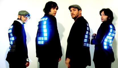 El grupo OK Go con uno de los inventos de Moritz Waldemeyer (abajo).