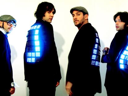 El grupo OK Go con uno de los inventos de Moritz Waldemeyer (abajo).