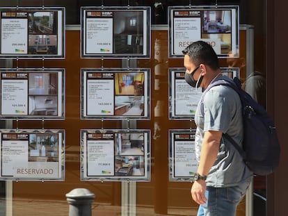Escaparate con anuncios de alquiler y venta de viviendas en una calle de Madrid.