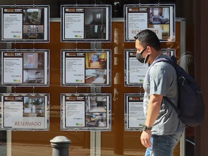 Escaparate con anuncios de alquiler y venta de viviendas en una calle de Madrid.