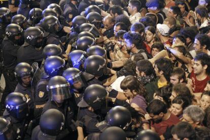 Los indignados protestan en la calle Preciados ante la barrera policial que bloquea el acceso a Sol.