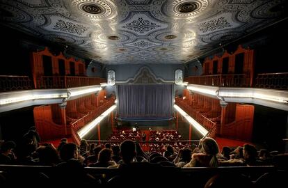 Público en el patio de butacas de la Sala 1 del Cine Doré, sede de la Filmoteca Española, en Madrid.