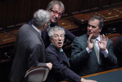 De izquierda a derecha, los ministros italianos Giulio Tremonti, Roberto Maroni, Umberto Bossi y Roberto Calderoli, ayer en el Parlamento.