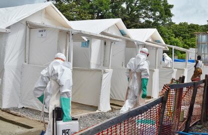 16 de julio. Saliendo de la Red Zone (zona roja) del Holding Center después de tratar a un paciente que presenta los síntomas afines al ébola.