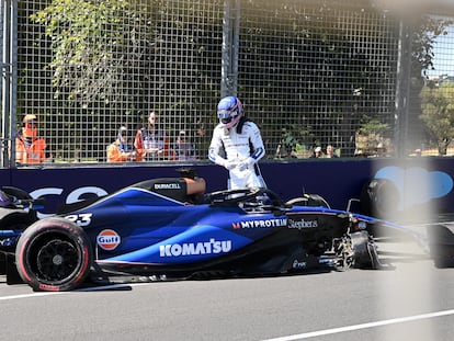 Alex Albon inspecciona su coche tras chocar en Albert Park.