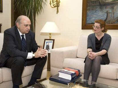 El ministro del Interior, Jorge Fernández Díaz, y la presidenta de la Fundación Víctimas del Terrorismo, Maite Pagazaurtundúa, durante la reunión que mantuvieron ayer