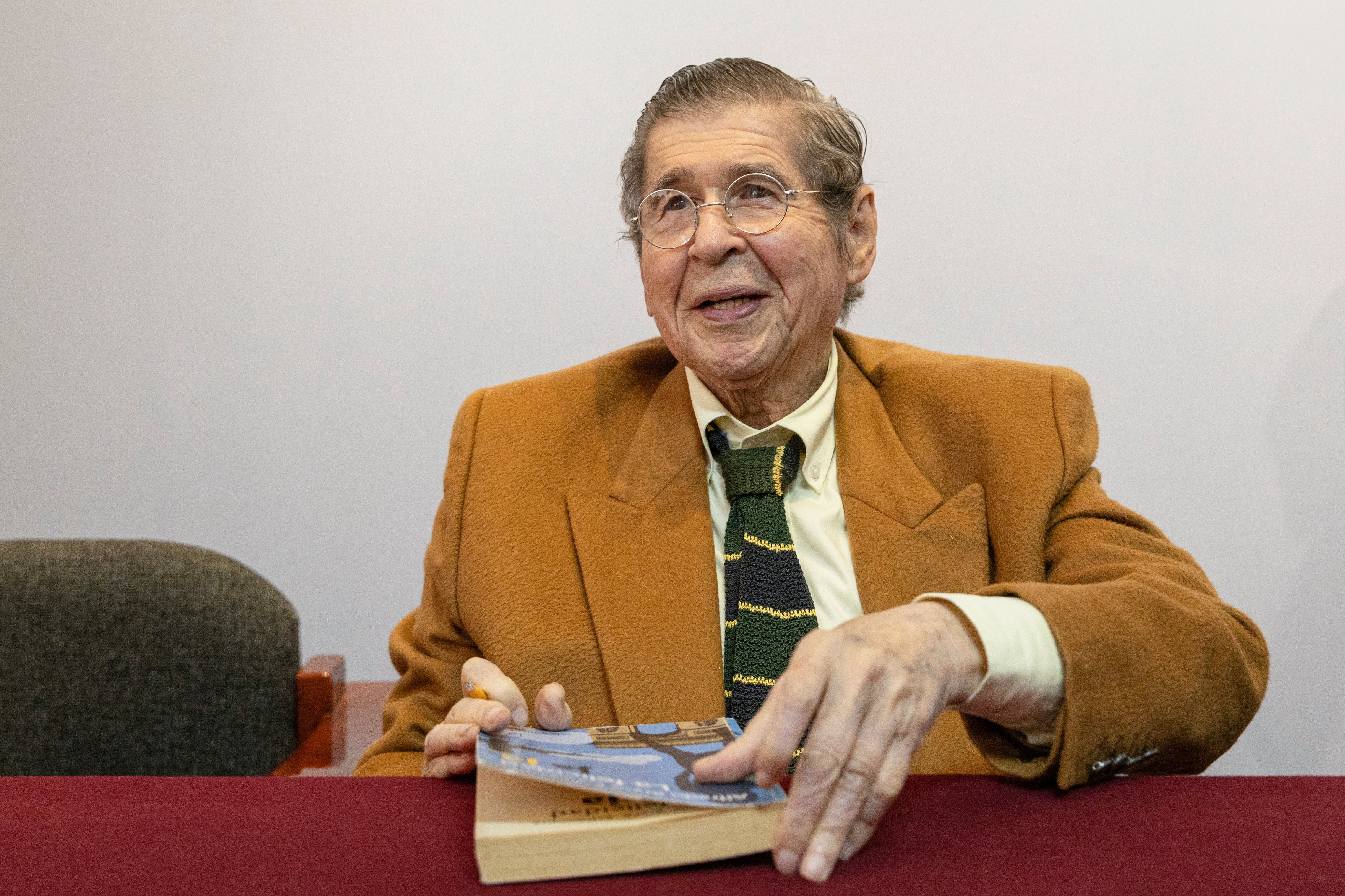 Manoscritto originale di Un mondo per Julius di Bryce Echenique arriva all'Instituto Cervantes