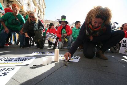 Protesta en Reus por la muerte de una anciana de 81 a&ntilde;os a la que se cort&oacute; el suministro el&eacute;ctrico. 