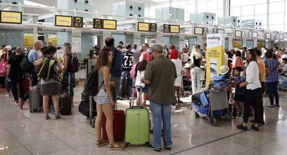Colas de facturaci&oacute;n en los mostradores de Vueling en la Terminal 1 del Aeropuerto de El Prat, en Barcelona. 