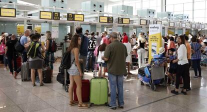 Colas de facturación en los mostradores de Vueling en la Terminal 1 del Aeropuerto de El Prat, en Barcelona.