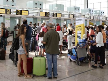 Colas de facturaci&oacute;n en los mostradores de Vueling en la Terminal 1 del Aeropuerto de El Prat, en Barcelona. 