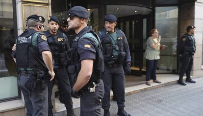 La Guardia Civil, durante el registro en Exteriores.