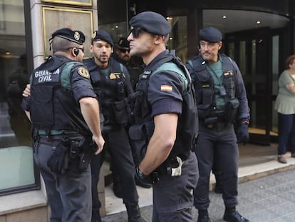 La Guardia Civil, durante el registro en Exteriores.