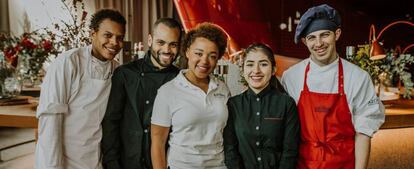 Luis, Elvis, Keyla, Allison y Jorge, alumnos de la primera edición de la Gastroescuela.