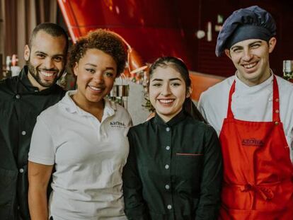 Luis, Elvis, Keyla, Allison y Jorge, alumnos de la primera edición de la Gastroescuela.