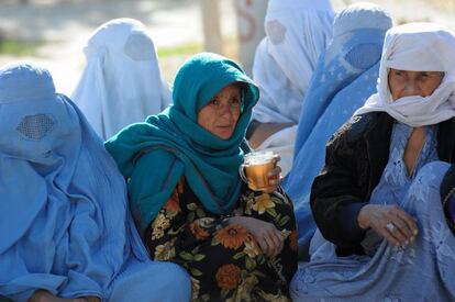 2010, Afganistán. Al igual que en Darfur, las mujeres en Afganistán, no tienen muchas oportunidades de reunirse fuera de sus casas. Las actividades del Programa Mundial de Alimentos también eran aprovechadas para conversar y disfrutar de un té al aire libre.