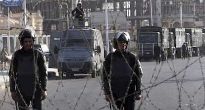 Policías egipcios fuera del sitio donde se llevará a cabo el juicio contra Morsi.