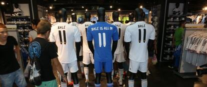 Camisetas de Bale en la tienda del Santiago Bernabéu.