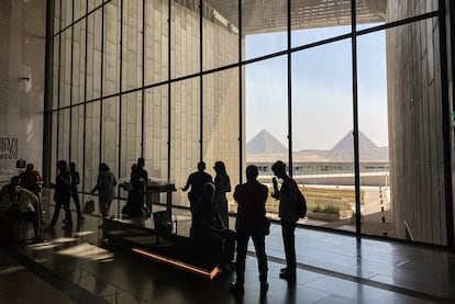 Vista interior del Gran Museo Egipcio, con las pirámides de Giza como telón de fondo, el 15 de octubre de 2024 en Giza, Egipto.