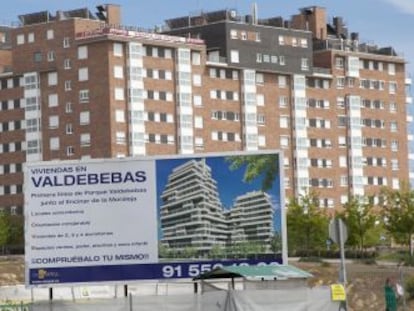 Cartel publicitario delante de una promoci&oacute;n de viviendas en r&eacute;gimen de cooperativa en Valdebebas (Madrid). 