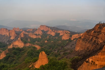 Vista de Las Médulas desde el mirador de Orellán, este lunes.