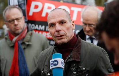 Yanis Varoufakis, tras visitar a Julian Assange en prisión, el pasado febrero en Londres.