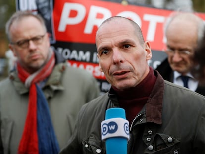 Yanis Varoufakis, tras visitar a Julian Assange en prisión, el pasado febrero en Londres.