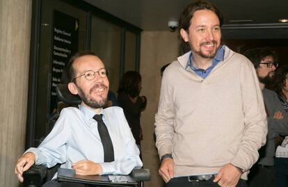 El secretario general de Podemos, Pablo Iglesias, y el líder del partido en Aragón, Pablo Echenique.