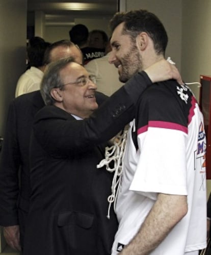 Florentino P&eacute;rez felicita a Rudy Fern&aacute;ndez despu&eacute;s de que el Madrid ganase en febrero la Copa del Rey de baloncesto.