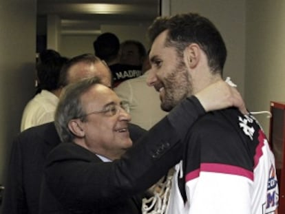 Florentino Pérez felicita a Rudy Fernández después de que el Madrid ganase en febrero la Copa del Rey de baloncesto.