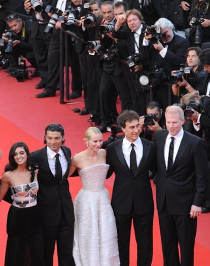 La actriz Liraz Charhi (a la izquierda), el actor Khaled Nabawy, junto con Naomi Watts y el director Doug Liman a su llegada al festival de Cannes el 20 de mayo.