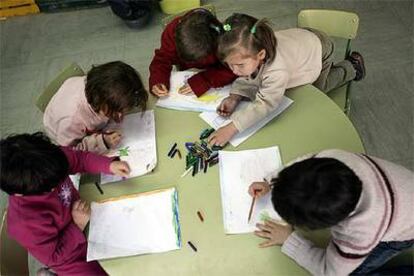 Clases extraescolares durante las vacaciones navideñas en el colegio público Bartolomé Cossío de Madrid.