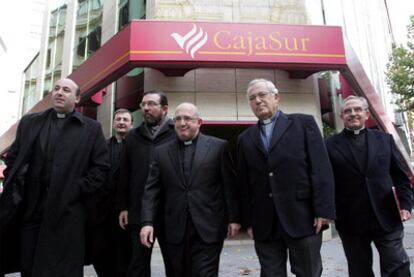 Santiago Gómez Sierra, ex presidente de Cajasur, en el centro, con miembros del patronato.