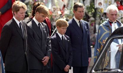 Los príncipes Guillermo y Enrique con su padre y su tío, el conde Spencer en el funeral de su madre el 6 de septiembre de 1997.
