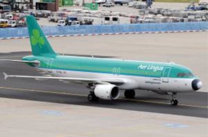 Un avión de la aerolínea Aer Lingus aparcado en el aeropuerto de Fráncfort (Alemania). EFE/Archivo