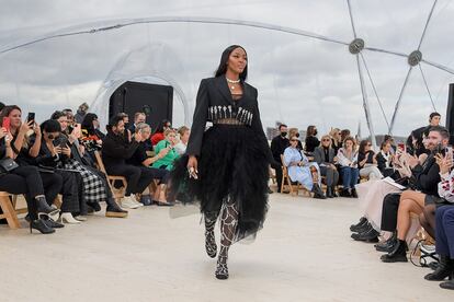 Naomi Cambpell se encargó de cerrar el desfile de Alexander McQueen.