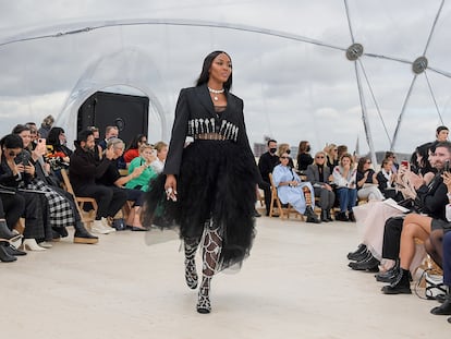 Naomi Cambpell se encargó de cerrar el desfile de Alexander McQueen.