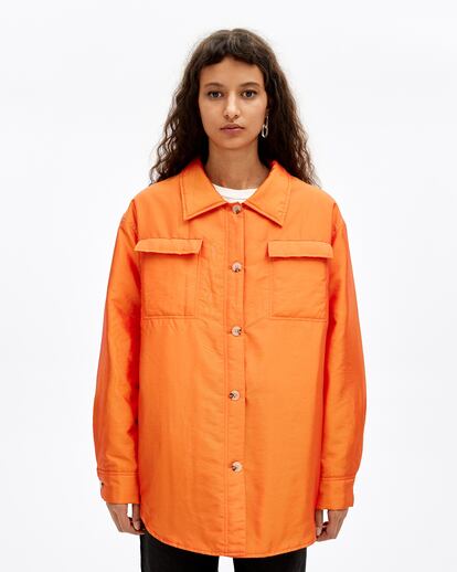 En nylon y de un potente color naranja, la cazadora con la que no pasar desapercibida y con la que darle un toque de color a tus looks de invierno es esta de Bimba y Lola, cuesta 150 euros.