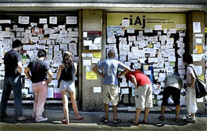 La fachada del CIAJ, en la calle de Ferran de Barcelona, ayer, repleta de anuncios.