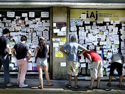 La fachada del CIAJ, en la calle de Ferran de Barcelona, ayer, repleta de anuncios.