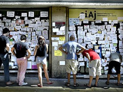 La fachada del CIAJ, en la calle de Ferran de Barcelona, ayer, repleta de anuncios.