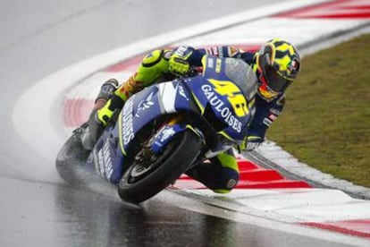 Rossi traza una curva en un momento de la carrera.