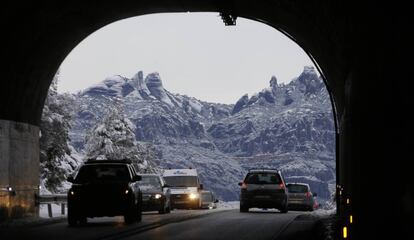 La neu ha arribat també a la muntanya de Montserrat.