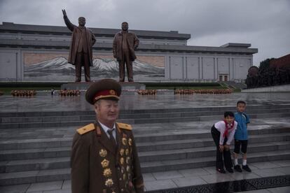 Un soldado retirado del Ejército de Corea del Norte visita por el 'Día de la Victoria' las estatuas de los lideres Kim Il-Sung y Kim en Pyongyang.