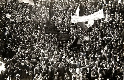 Exposición 100 años de Anarcosindicalismo - Museo de História de Catalunya - Manifestación de alegría el día de la proclamación de la II República, Valéncia,[1931].