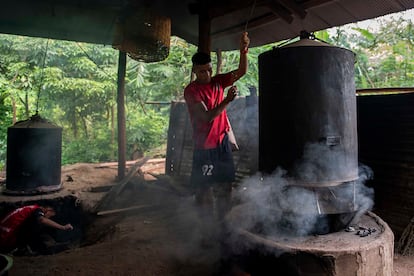 Un estudiante de etnia karen prepara varios platos de arroz al vapor para alimentar a las más de 200 personas que viven en el colegio U Mo Taa.